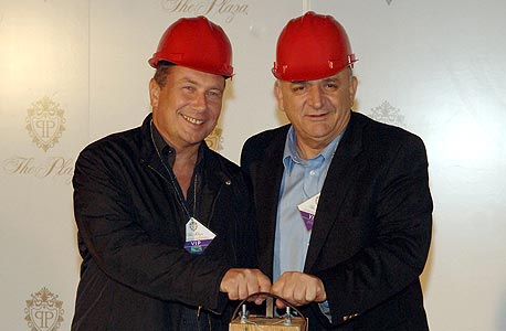 אי שם ב-2007: תשובה ודקנר מפוצצים את מלון פרונטיר ומתכננים להקים את הפלאזה