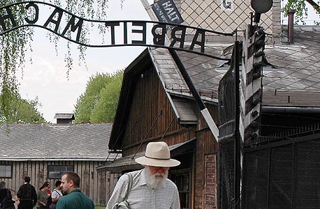השלט "העבודה משחררת" במחנה ההשמדה אושוויץ 