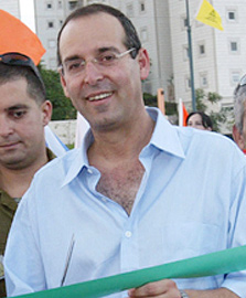 איציק רוכברגר, ראש עיריית רמת השרון. התנגד עד שהתיישב בכיסא ראש העיר