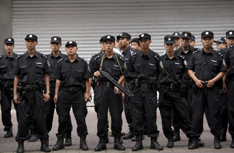 שוטרים סינים. הפורנוגרפיה היא רק תירוץ, צילום: בלומברג
