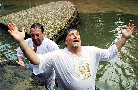 צליינים בטקס טבילה. ומה דעתכם עם האבולוציה?, צילום: עמית מגל