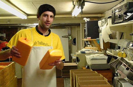 העבודה הכי קשה. יצרן גבינה, ויסקונסין, צילום: דניאל סדיקי