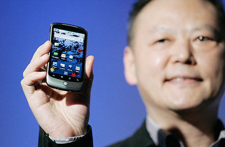 מנכ"ל HTC עם הנקסוס 1, באירוע ההשקה בדצמבר האחרון
