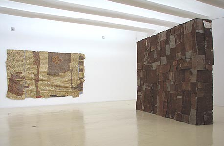 "קיר מתפורר" ו"אזור ב'" של אל אנאצוי במוזיאון הרצליה