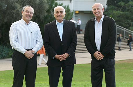 מימין: יעקב פרי, ישראל מקוב ואבי הוכמן. המנהל הישראלי מדבר בגובה העיניים