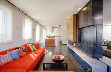 בית בעיצובו של גדי פרידמן, חיפוי אבן ועץ