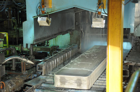 מטיל אלומיניום במפעל אלקואה באוסטרליה
