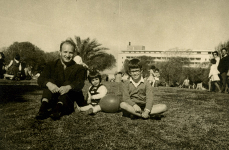 1962. ישראל הרטמן עם ילדיו אלקס וגילית בטיול קצר בגן העצמאות