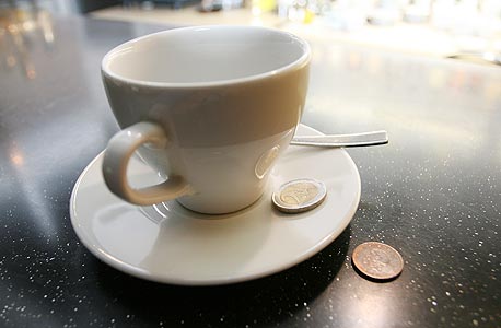 ביהמ&quot;ש קבע: טיפים הם הכנסה של המלצרים ולא של בית הקפה
