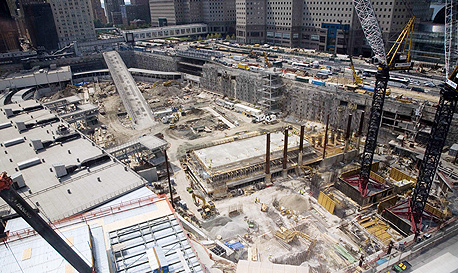 עיכובים וחריגות תקציב בבנייה מחדש של מרכז הסחר העולמי בניו יורק