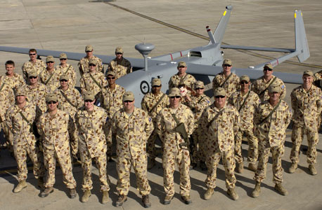 חיילים אוסטרלים סמוך למל"ט באפגניסטן