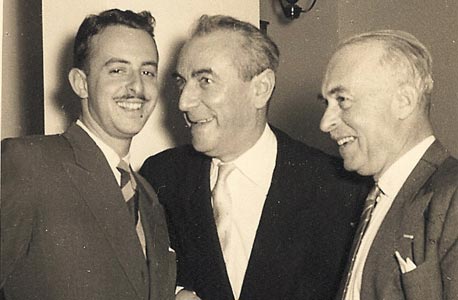 1957, פריץ נשיץ (מימין) וגד נשיץ (משמאל) עם עו"ד דוד הרמן, קבלת פנים בשגרירות הונגריה