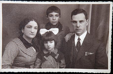 הנריק עם אחותו, אביו ליאון ואמו בצילום משנות ה-30, צילום: עמית שעל