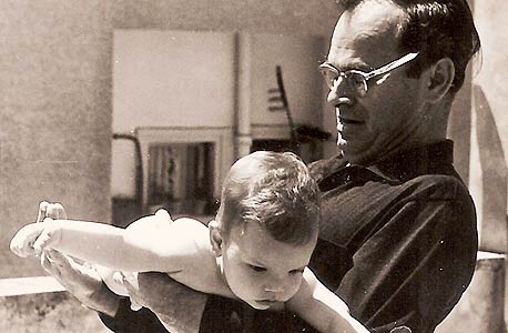 1966 - דב אלדובי ובנו אורי, על גג בית הוריו של דב ברחוב שולמית בתל אביב