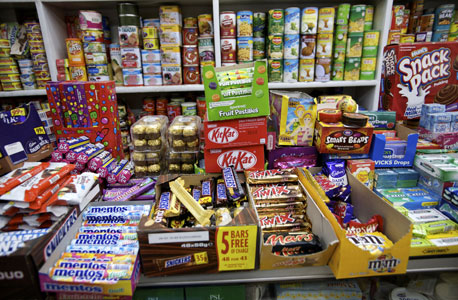 יותר קל לשלם על ממתקים בכרטיס אשראי, צילום: בלומברג