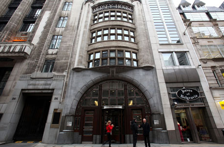 מטה בנק גולדמן זאקס בלונדון. התהדר בשכר גבוה במיוחד לבכירים. והתוצאות?