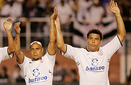 רונלדו (מימין) ורוברטו קרלוס במדי קורינתיאנס. במקום השני