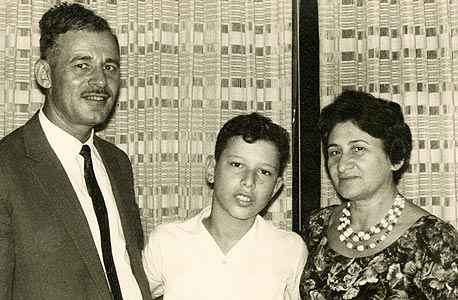 1961. סוניה ויהושע כצמן עם חיים, בביתם בקריית מאיר (רח' צייטלין), תל אביב
