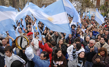 בניסיון להשיב את אמון המשקיעים: ארגנטינה מתכננת למחזר את חובותיה