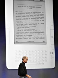 סטיב ג'ובס בהשקת ה-iPad, ברקע הקינדל. ניצחון לאמזון?