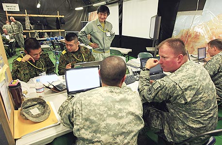 חיילי צבא ארה"ב. מחוברים לרשת, צילום: בלומברג
