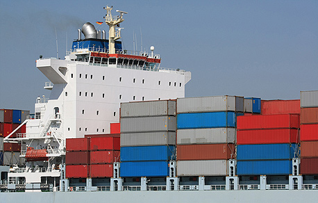 מכולות בנמל. ירידה חדה ביצור סחורות לאסיה ואירופה