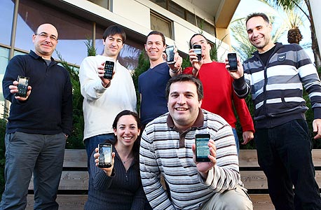 מנכ"ל Pageonce גיא גולדשטיין (שני משמאל) עם עובדי החברה. צופים 4 מיליון משתמשים עד סוף 2010
