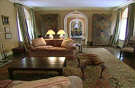 ריצפת פרקט כהה, שטיחים אורייינטלים וריהוט בסגנון עתיק יצרו את הסלון