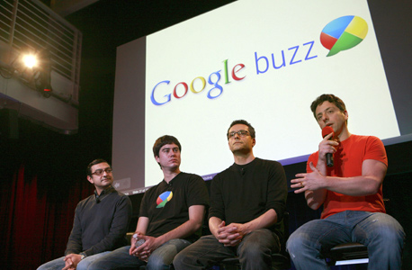 השקת גוגל באזז. ראשון מימין: סרגיי ברין, מייסד גוגל