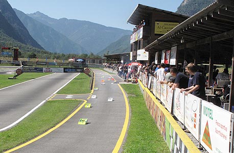 מסלול מירוץ למכוניות על שלט