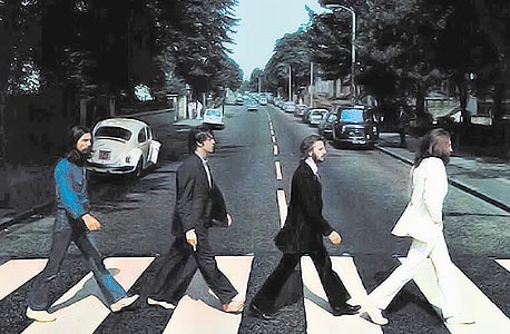  עטיפת האלבום "Abbey Road" של הביטלס. מעבר החציה בדרך לאולפנים