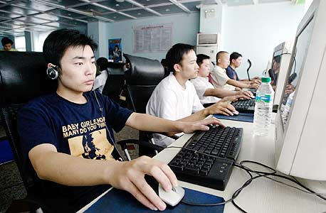 גולשי אינטרנט בסין. באסיה המעבר לשיטה החדשה כבר החל, צילום: אי פי אי