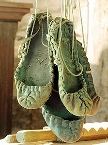 נעלי עור עתיקות
