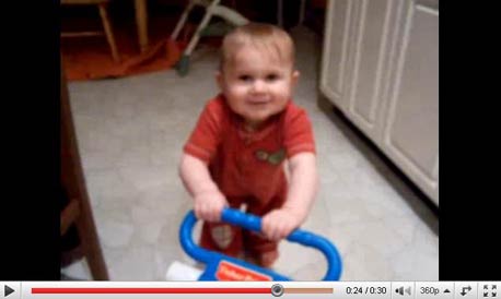 הילד של לנץ, מרקד לצלילי פרינס על פי תנאי השימוש ההוגן, צילום מסך: youtube.com
