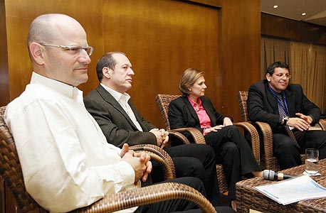 יורם טורבוביץ עם הממונים על הגבלים עסקיים (משמאל): דוד תדמור, רונית קן ודרור שטרום 