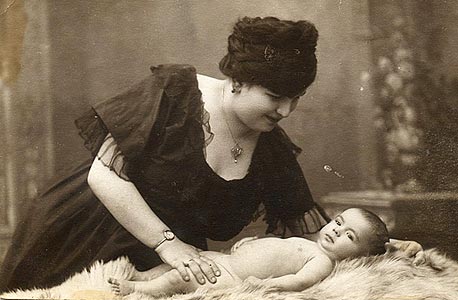 1920. אווה לנדסברג עם ברונו התינוק, צילום סטודיו בעיר צ'רנוביץ', רומניה