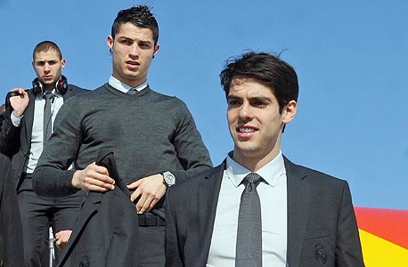 קאקה (מימין) וכריסטיאנו רונלדו. ההשקעה בשחקנים ניפחה את החוב של הקבוצה מעבר ל-510 מיליון יורו, צילום: איי פי