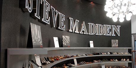 בלעדי: שתי חנויות של סטיב מאדן ייסגרו - אדידס תיכנס במקומן