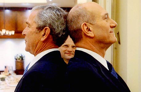 טורבוביץ' (במרכז), בין אולמרט לג'ורג' בוש. "קרא לי מיסטר טי"