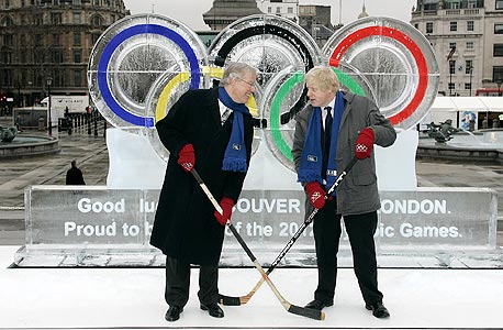 בוריס ג'ונסון ראש העיר של לונדון עם ג'ים רייט המושל הבריטי בקנדה. מארגני לונדון 2012 הבטיחו גם להיות יעילים ולהשאיר מורשת אולימפית בריאה ושלא ייבנו מתקנים שיהפכו לפילים לבנים – כמו באתונה