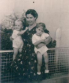 1945. טובה בורוביץ' עם התאומים איזי (משמאל) ודדי, בדרך ליום הולדת 4 בגן. תל אביב 