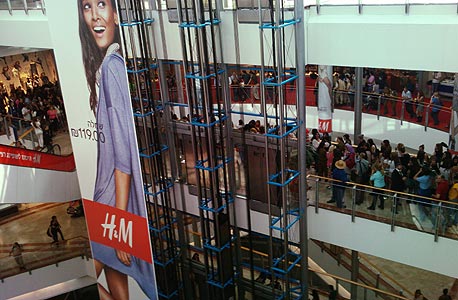 סניף H&M לקראת הפתיחה היום, צילום:  אירית קוטונה