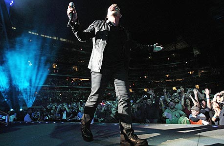 U2 בהופעה. בונו שב לדרכים, צילום: MCT