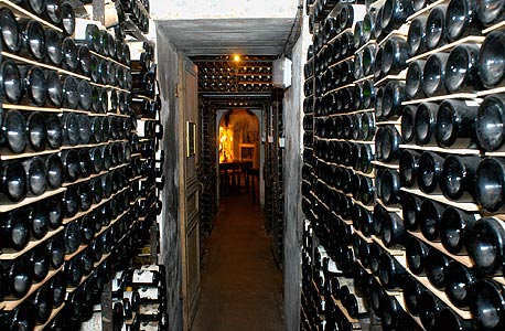 מרתף היינות של מסעדת טור ד'ארז'ן. מכרה 18 אלף מתוך 450 אלף בקבוקי היין שברשותה