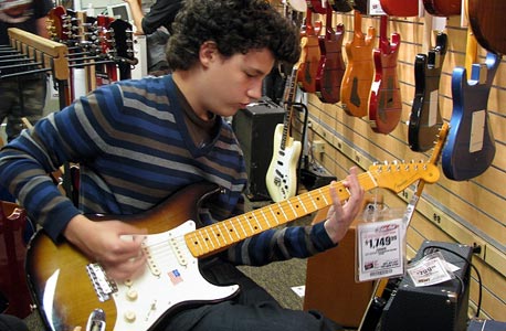 הילד חולם להיות אריק קלפטון? שיתאמן קודם על כלי משומש הילד חולם להיות אריק קלפטון? שיתאמן קודם על כלי משומש