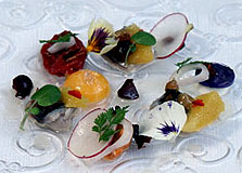 מנה רביעית: סלט חורף של מקרל מקומי, עגבניות קונפי, תפוחי אדמה סגולים, קרם ליים וחלמון נא
