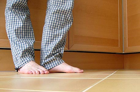 הדבר היחיד שאתה מרגיש כשאתה דורך על הרצפה זה את הטמפרטורה של העור שלך, צילום: shutterstock