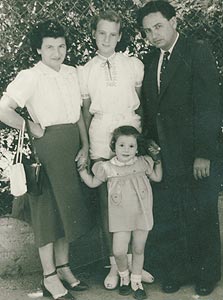 1950. בנימין ואדלה ארנר עם הבנות יעל  בת השלוש וזהבה בת ה-13, חיפה 