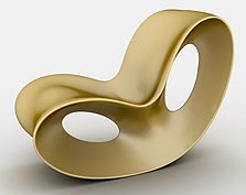 טולמנס. כיסא נדנדה מוזהב בעיצוב רון ארד