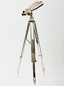 פנטהאוז. טלסקופ על חצובה, עשוי ניקל בעיבוד עתיק
